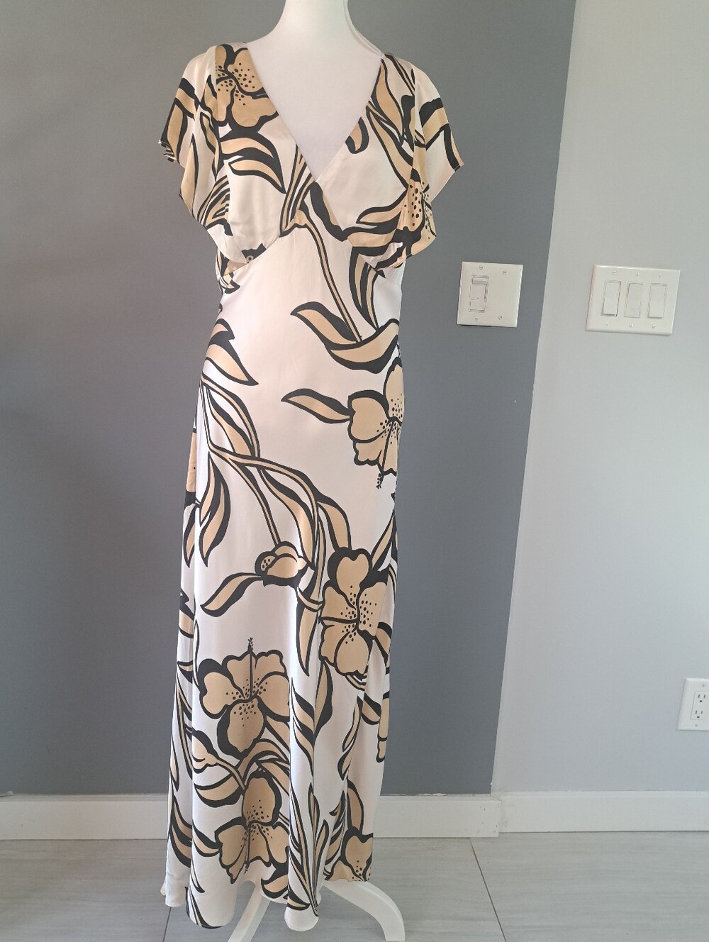 NWT WHBM Floral V-Neck Satin Maxi Dress in Cream and Black Fully Lined Side Spli